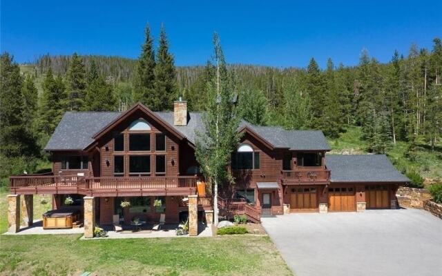 Rounds Retreat 4 Bedroom Home by RedAwning