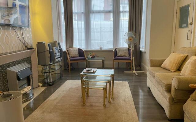 Renovated 4-bed Home - Sleeps 9 - Parking - Spa