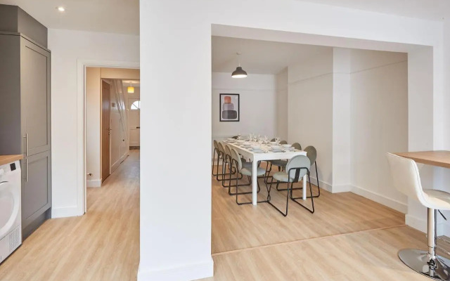 Elfleda Stay - Modern 5 Bedroom House with Parking