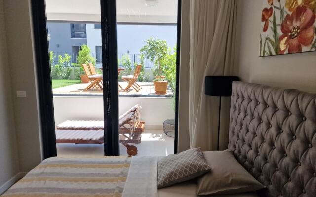 Luxury Modern apt w Garden, 3 min Walk to Beach