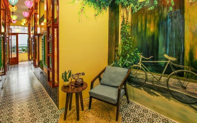 Grandma Lu - Banh Mi Coffee  Hostel