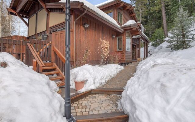 Wulf's Lodge at Olympic Valley Unwind in Hot Tub!