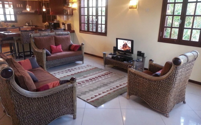 Beautiful 4-bed Villa Pool & Maid in La Preneuse