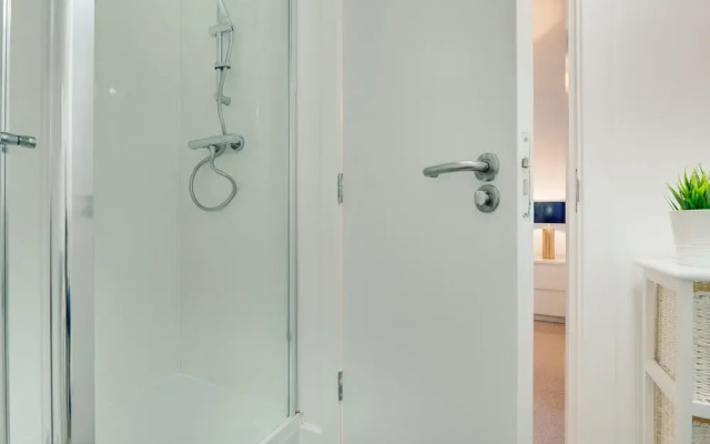 Charltons Bonds Apartments 2B- By Week2Week