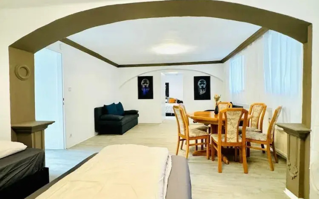 Comfortable 2BR Apt for 7 Guests