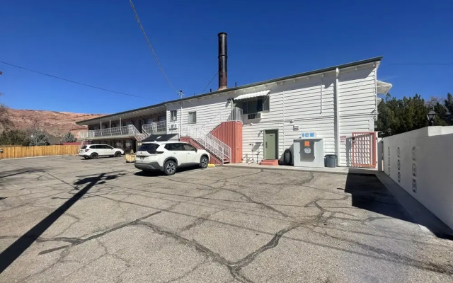 Apache Motel