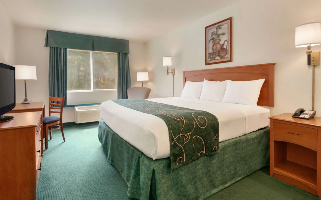 Travelodge by Wyndham Dunsmuir