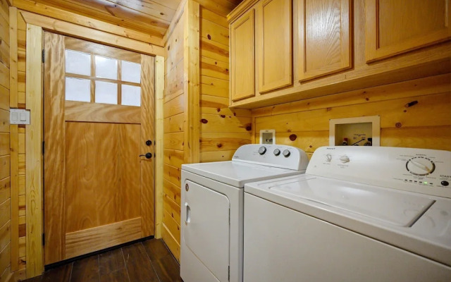 Outlaw Rose Cabin for 8!