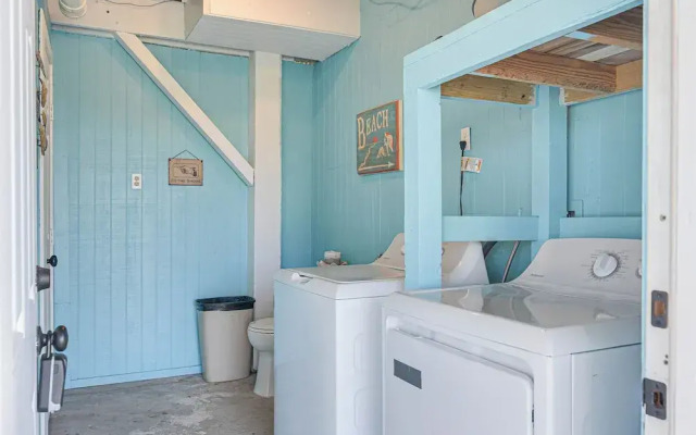 Pet-friendly Galveston Home: Walk to Beaches!