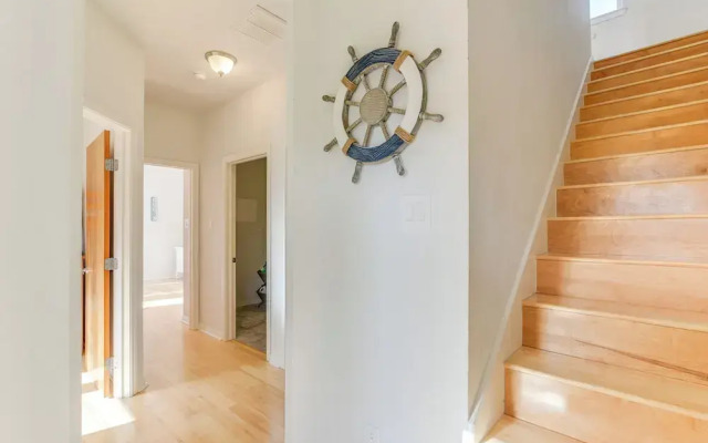 Seabrook Getaway w/ Balconies & Bay Views!