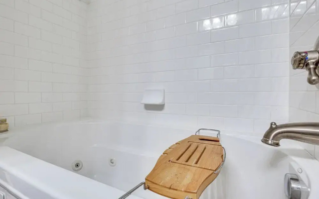 Vibrant Downtown Cincinnati Townhome w/ Sauna!