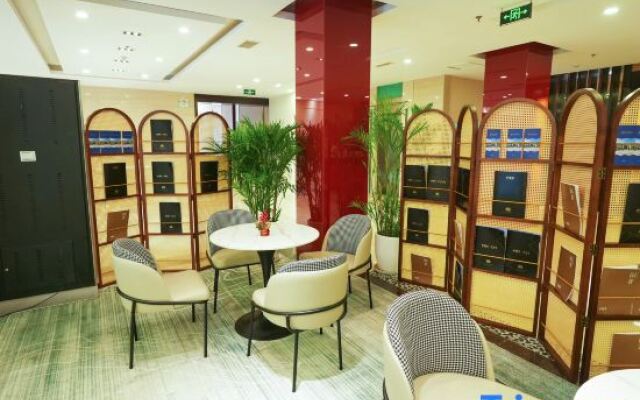 F World Conference Center Hotel (Wuhan Tianhe Airport Julong Avenue Subway Station Branch)