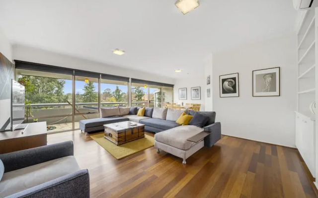 Bright 2-bed With Private Balcony