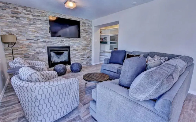 Park City Ontario Manor