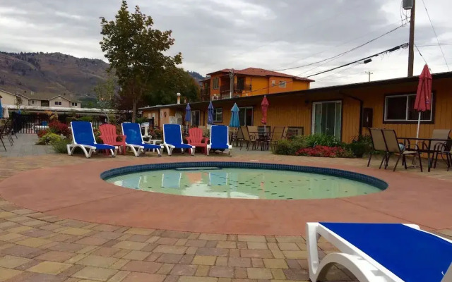 Sahara Suites