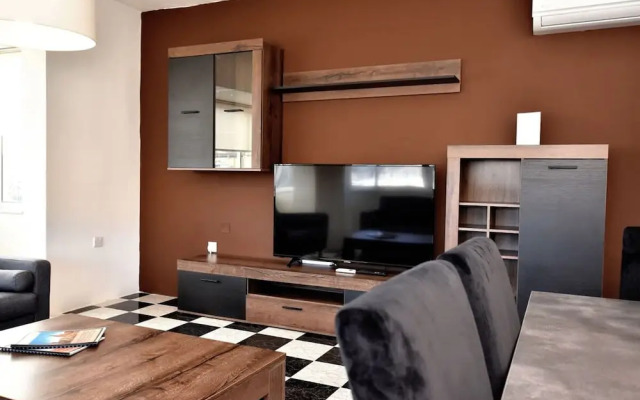 Bright and Central 2 Bedroom With Harbour View