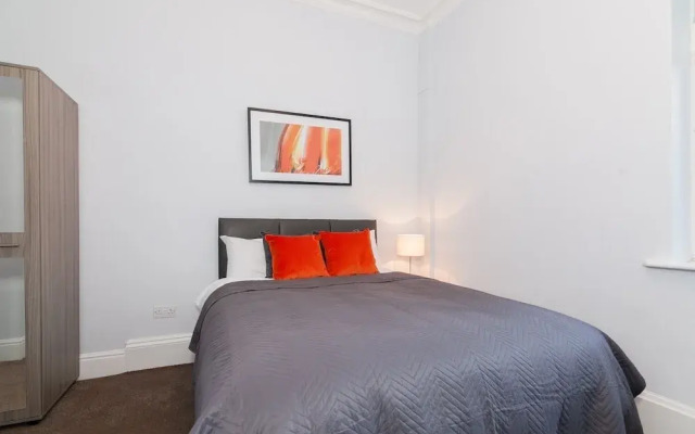 6 Bed House near Manchester