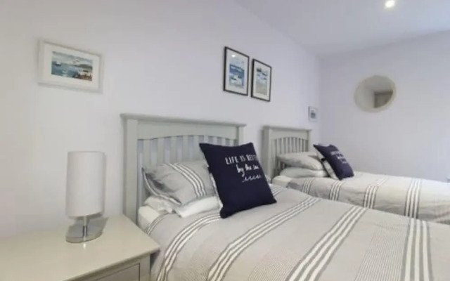 Middle Chine - 2 Bedroom Holiday Home