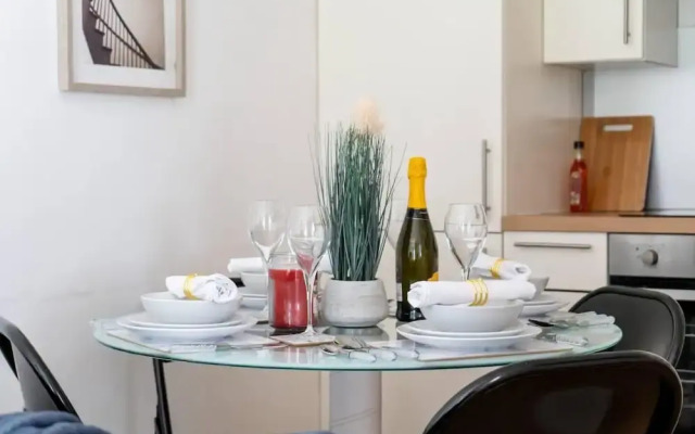 Livestay - 2 Bed Apt, Free Parking in Luton