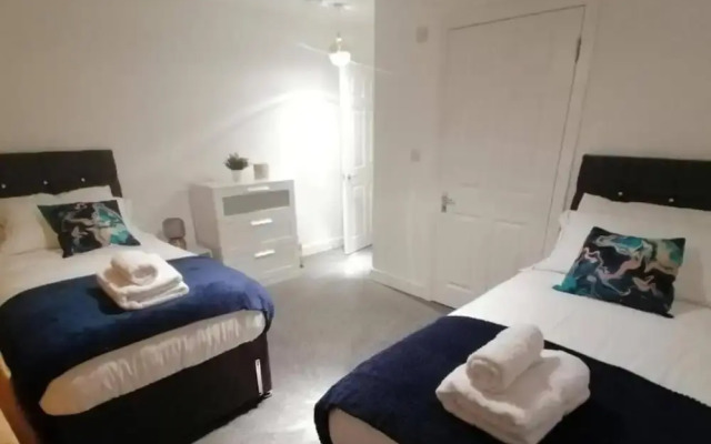 Livestay - Modern Spacious 2 Bed 2 Bath Apartment