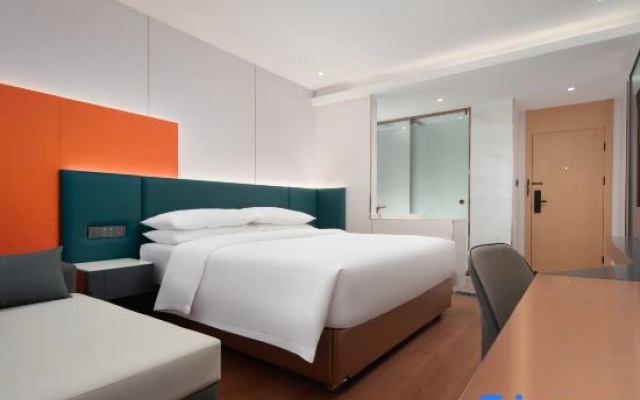 Ruibai Cloud Hotel (Meilan International Airport T1 & T2 Terminal Store)