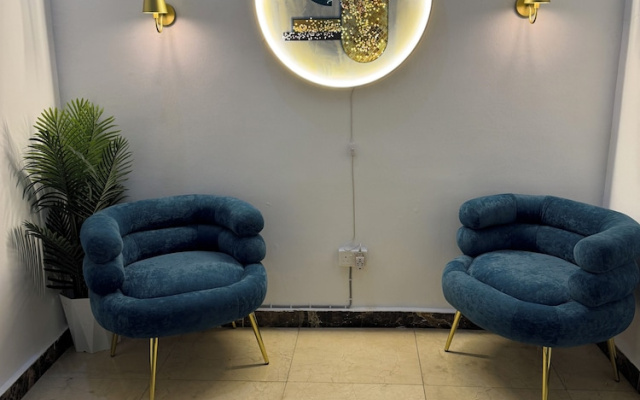 Monarchs Luxury Palace Hotel