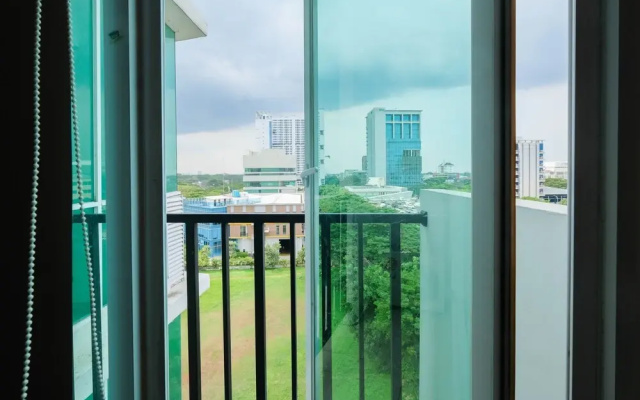 Great Location Studio at Tree Park Apartment