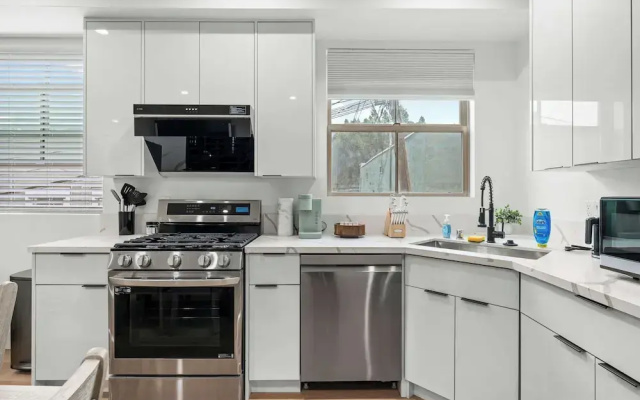 Not Affected by the Fire/modern Spacious Home With Parking & Fully Equipped Kitchen #3