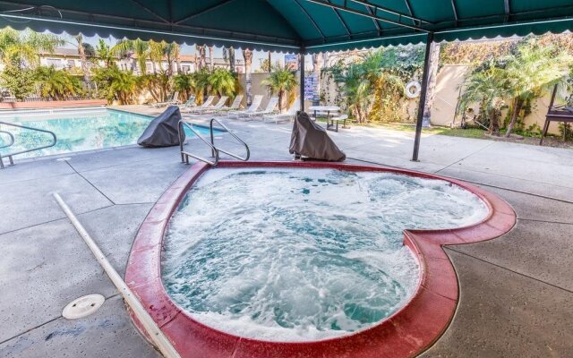 Colonial Pool and Spa Motel