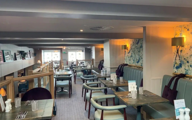 Potters Heron Hotel