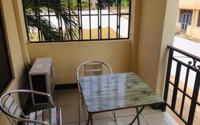 Room in B&B - Double Room With Balcony in the Heart of Accra