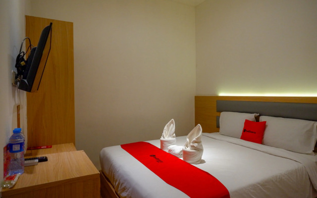 RedDoorz Plus @ Losari Makassar