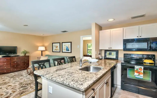 Le Monaco - Romantic 1 BR Condo Steps from 5th Ave S. Chic Coastal Retreat with King Bed and Beach Access. Perfect Location for Couples Near Dining, Shopping, and Naples Beach