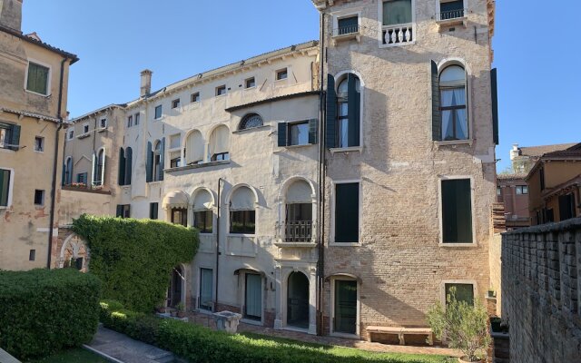 Palazzo Contarini Della Porta Di Ferro