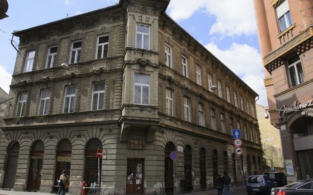 "new! Walnuttree Double 12 Person Apartment Central in Budapest,hungary!"