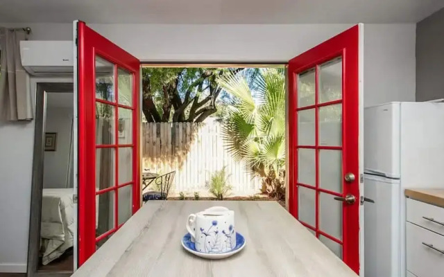 Charming Mid Town Guest House W/private Patio!