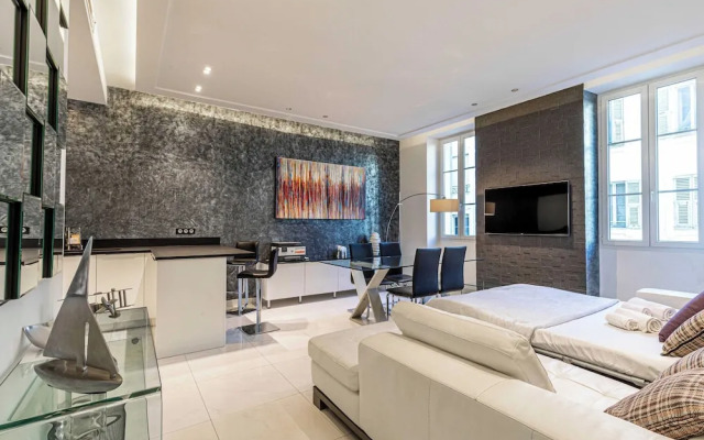 Large Renovated Studio - rue Hoche - Cannes Center