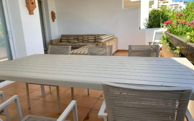 Spacious & sunny ground floor apartment close to Puerto Banus