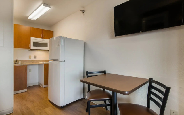 HomeTowne Studios by Red Roof Lake Charles - Sulphur