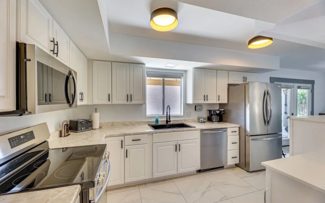 Sun Lakes Home: Fire Pit, Patio, Grill!