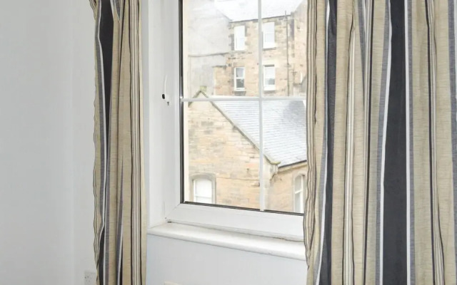 Bright 2 Bedroom Apartment With Parking in Edinburgh