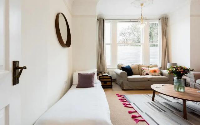 Heart of Ealing Apartment with Garden