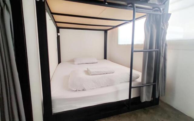 HOLY SHEET Hostel