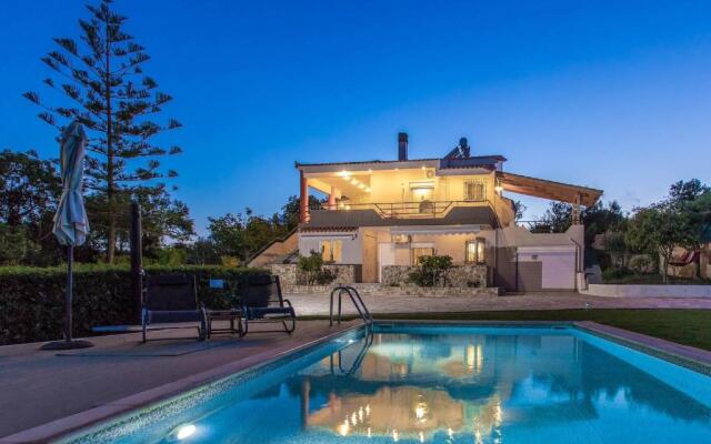 Villa Apella ✩ Private Yard & Pool ✩ 8 Guests