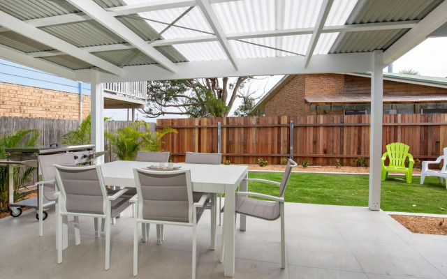 Sandy Feet Retreat - Pet Friendly - 1 Min Walk to Beach