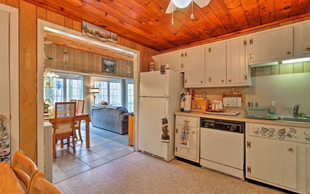 Wilmington Home w/ Pool Access, 20 Mins to Mt Snow