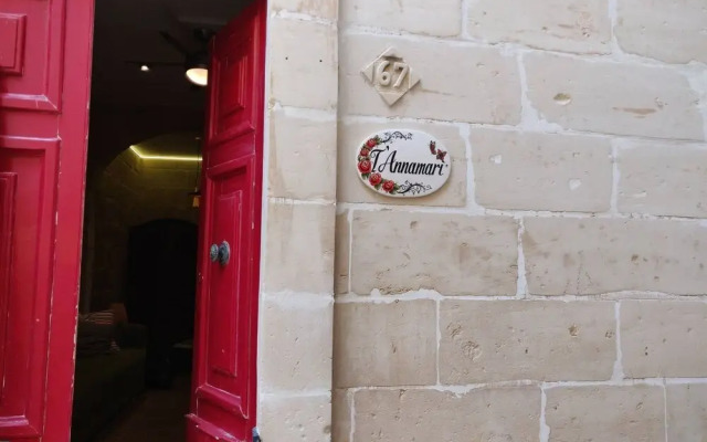 "Romantic Small Townhouse In The Three Cities"