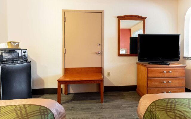 Econo Lodge Inn & Suites