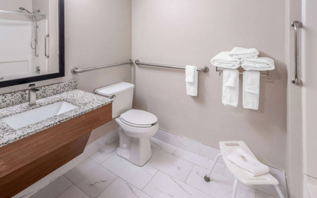 Days Inn & Suites by Wyndham Greeley