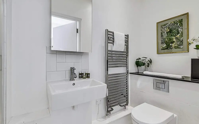 Vibrant 2-bed Flat: Acton's Best Stay!